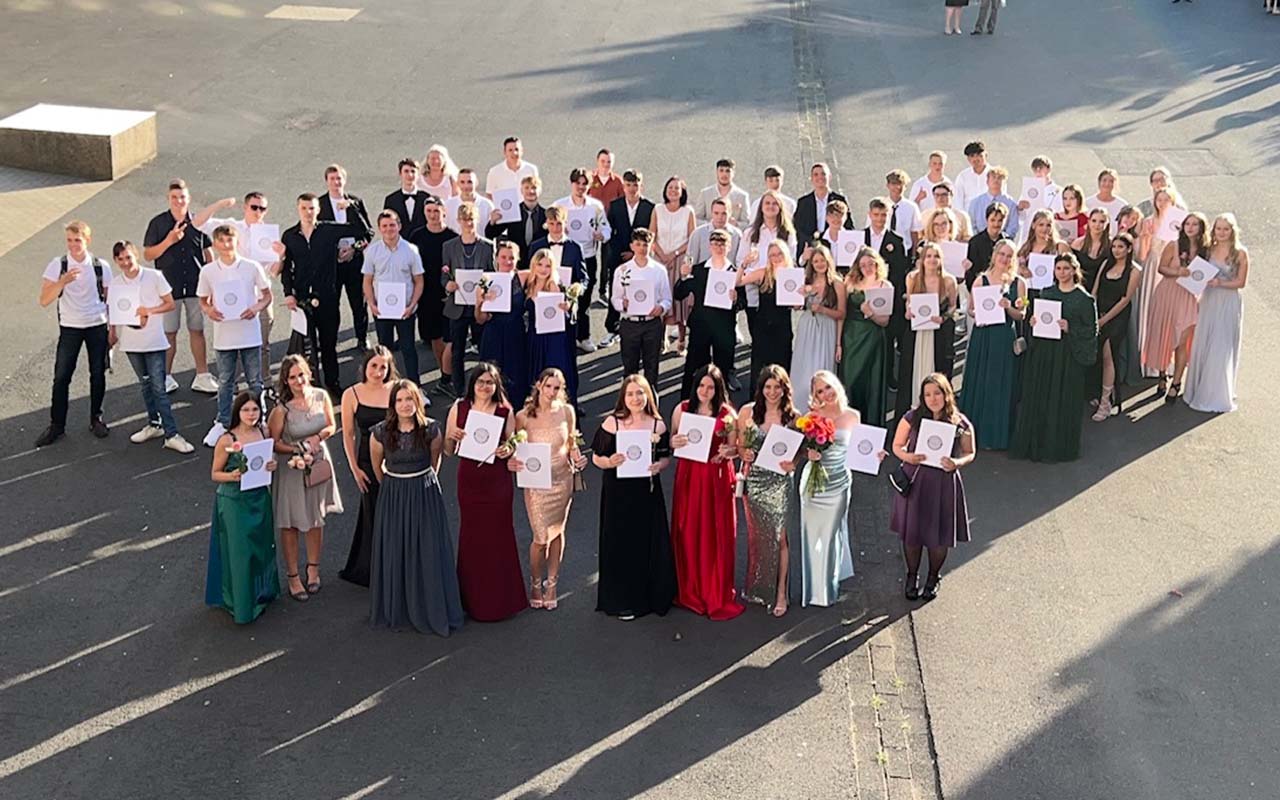 Die Abschlussklassen der Sekundarstufe I (10. Klasse) und der Berufsreife (9. Klasse). (Foto: Realschule plus und Fachoberschule "Hachenburger Lwe")