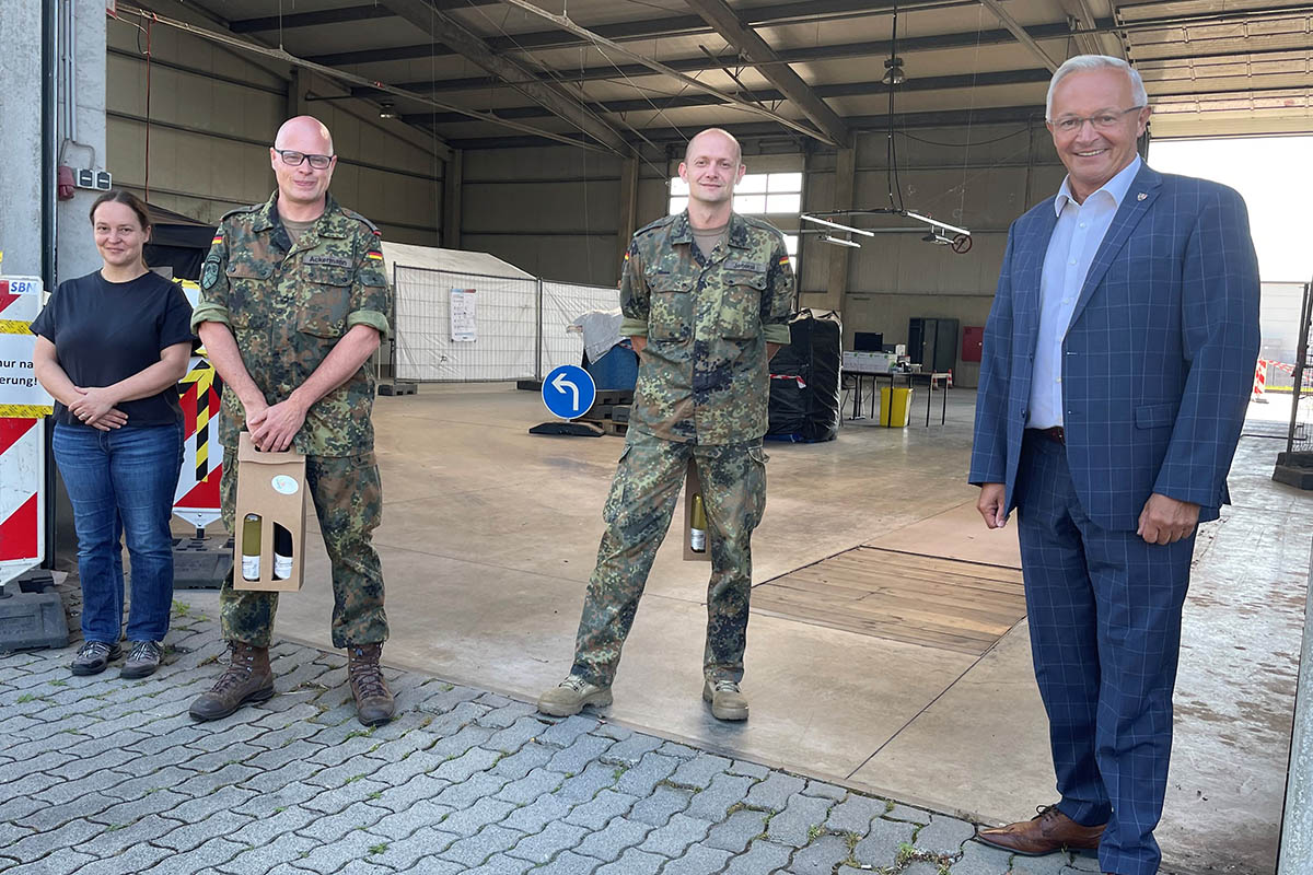 Landrat Achim Hallerbach und die stellvertretende Gesundheitsamtsleiterin Ilonka Degenhardt dankten den beiden Oberstabsgefreiten Carsten Ackermann (2. von links) und Christof Jeneral stellvertretend fr den Einsatz von rund 50 Soldaten in der Fieberambulanz seit April 2020. Foto: Kreisverwaltung