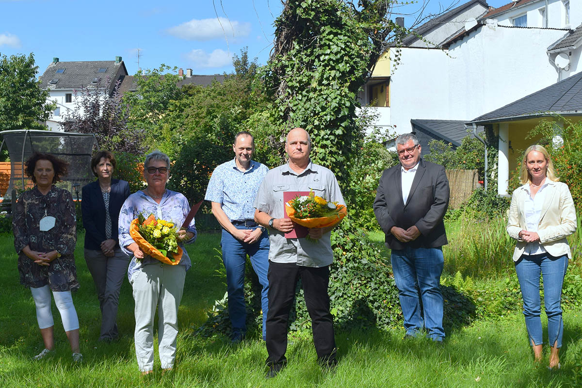 Von links: Personalratsvorsitzende Birgit Eisenhuth, Dezernentin Hildegard Person-Fensch und Abteilungsleiter Frank Laupichler verabschieden Sabine Paul und Willi Weigel gemeinsam mit dem 1. Kreisbeigeordneten Michael Mahlert und Broleiterin Diana Wonka. Foto: Kreisverwaltung