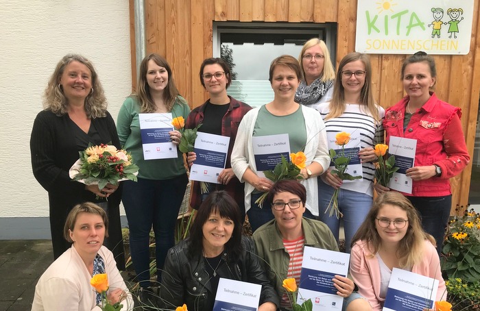 Elf Erzieherinnen erhielten die Zertifikate zur Weiterbildung Betreuung von Kleinkindern auf der Basis der Kleinkindpdagogik von Emmi Pikler. (Foto: Kreisverwaltung Altenkirchen)