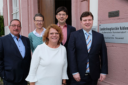 Michael Mang, Dr. Elsbeth Andre und Hans-Peter Schmitz (hinten von rechts) begrten ebenso wie  Dr. Beate Dorfey den neuen Leiter des Stadtarchivs Bernd Breidenbach. Foto: Stadt Neuwied