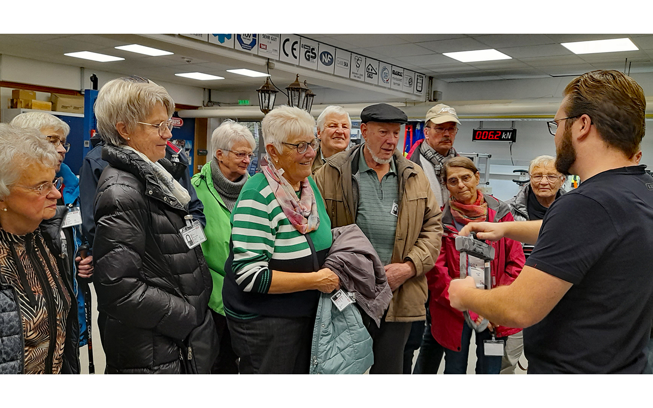 Mitglieder des Westerwaldvereins lieen sich durch die Produktionshallen fhren. (Foto: Westerwaldverein)
