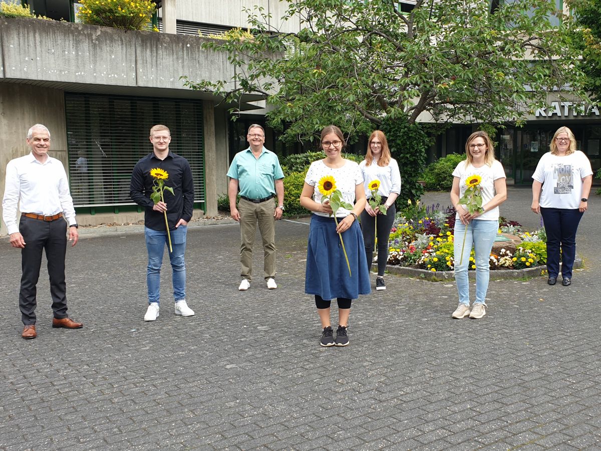 Von links: Brgermeister Fred Jngerich, David Buhler, Fachgebietsleiter Personal Frank Schneider, Esther Klippenstein, Katrin Rhrig, Valentina Friesen, Broleiterin Sonja Hackbeil (Foto: Verwaltung)