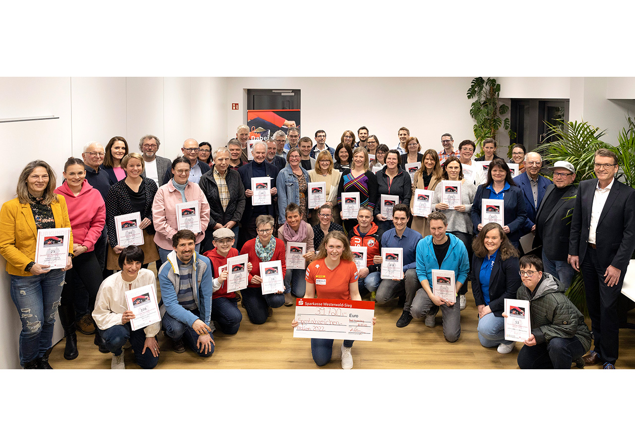 Die Vertreter der Schulen und Vereine nahmen ihre persnlichen Urkunden in Empfang. (Foto: Sparkasse Westerwald-Sieg) 