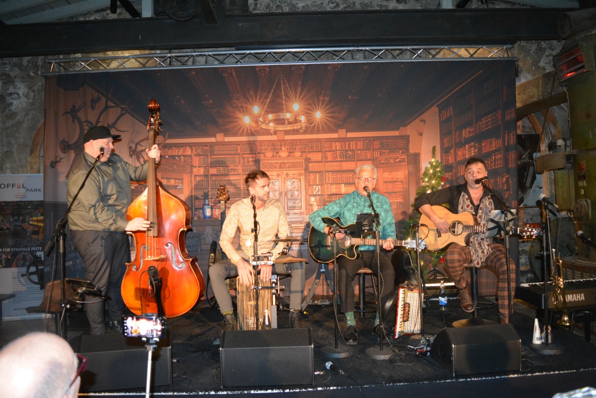 Die "@coustics" auf der Bhne (v.l.): Tim, Bernd, Bruno und Eddi. (Fotos: Wolfgang Rabsch)