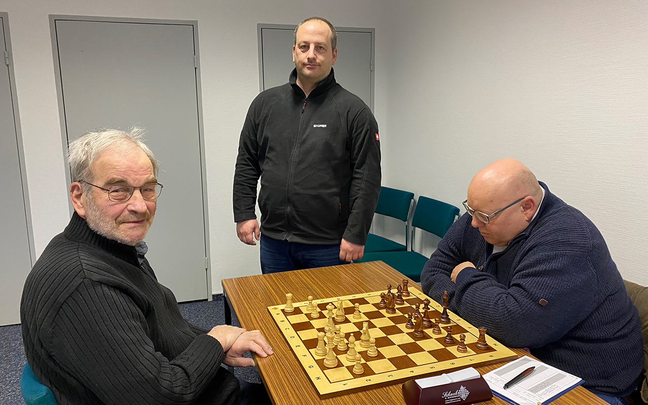 Beim Schachverein sind Interessierte immer willkommen. Von links Klaus Lersch, Timo Stockschlder und Carsten Schrter. (Foto: Klaus-Jrgen Griese)