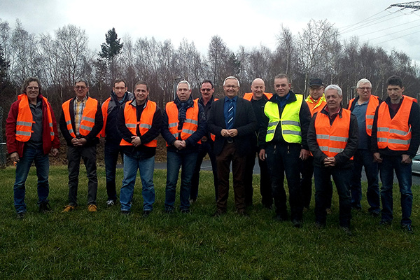 Umfassend informiert ber das Entsorgungskonzept des Landkreises Teilnehmer der Dachdeckerinnung Neuwied auf der Deponie Linkenbach. Foto: Hans Hartenfels