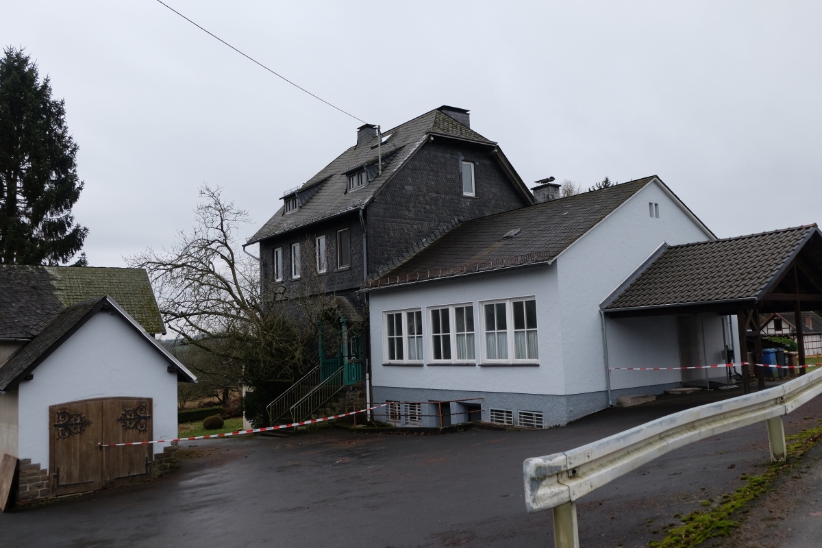 Wenn es auch aktuell keine Brgerversammlung zum Thema "Was wird aus der alten Dorfschule Steckenstein" gibt, knnte jetzt ein nicht ffentlicher Termin mit Vertretern der Ortsgemeinde, Hands of Hope und der Interessengemeinschaft Alte Dorfschule anberaumt werden. (Archivfoto: KathaBe) 