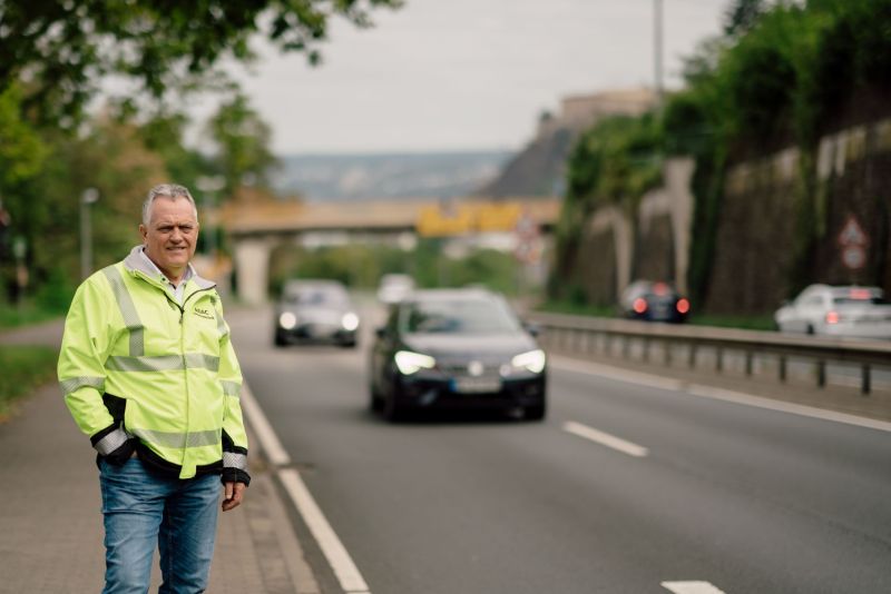 Der Verkehrsexperte beobachtet das Verkehrsgeschehen. Foto: ADAC