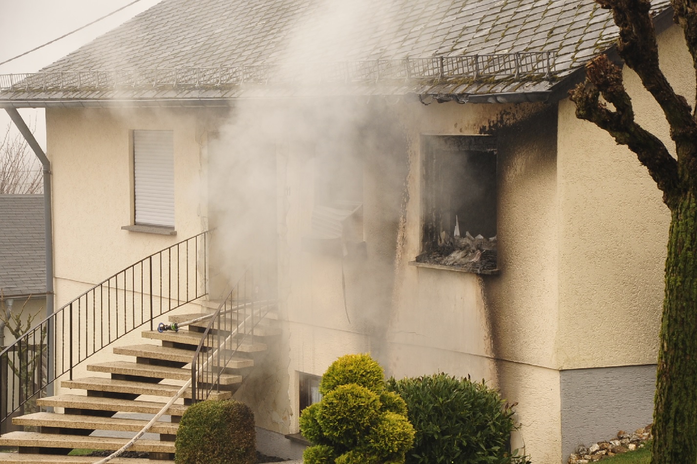 Aktualisiert: Vollbrand in Willroth: Garage ausgebrannt - Wohnhaus nicht mehr bewohnbar