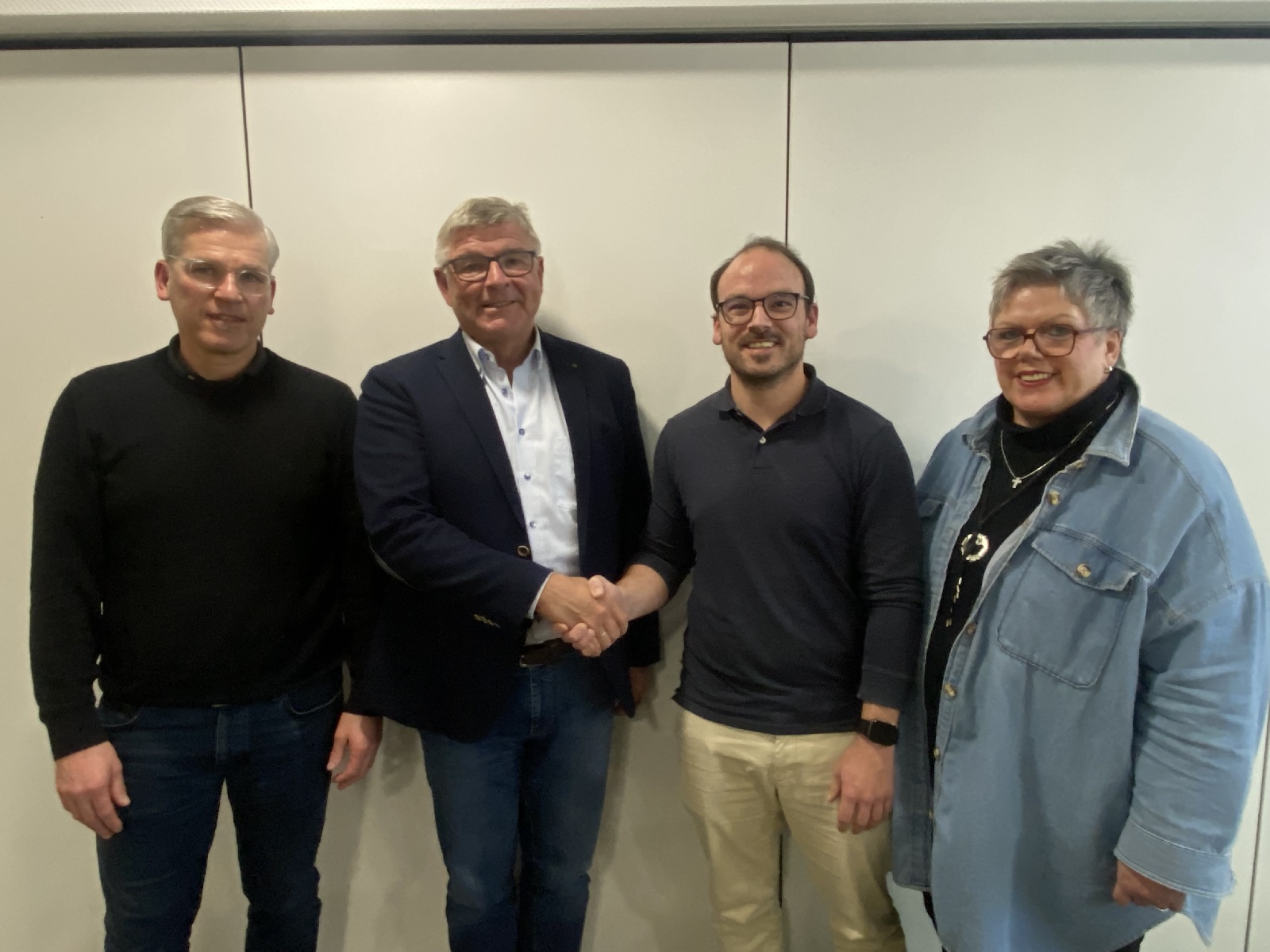 Wolfgang Schuld gratuliert dem neuen Vorsitzenden Alexander Schmidt zu seinem neuen Amt. (V.l.:) Roland Kuch, Wolfgang Schuld, Alexander Schmidt und Susanne Hein. (Foto: Lukas Eckenberger)