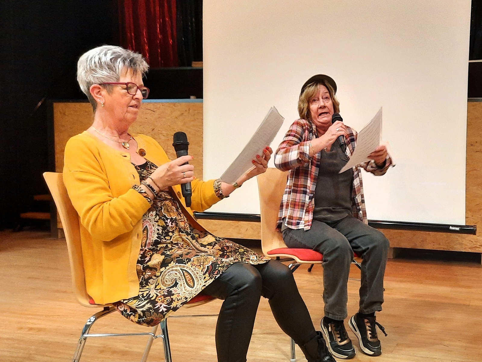 Luise Frings und Dagmar Poster sorgten mit dem Sketch "Der Fernsehabend" fr Heiterkeit. (Foto: Rolf Schmidt-Markoski)