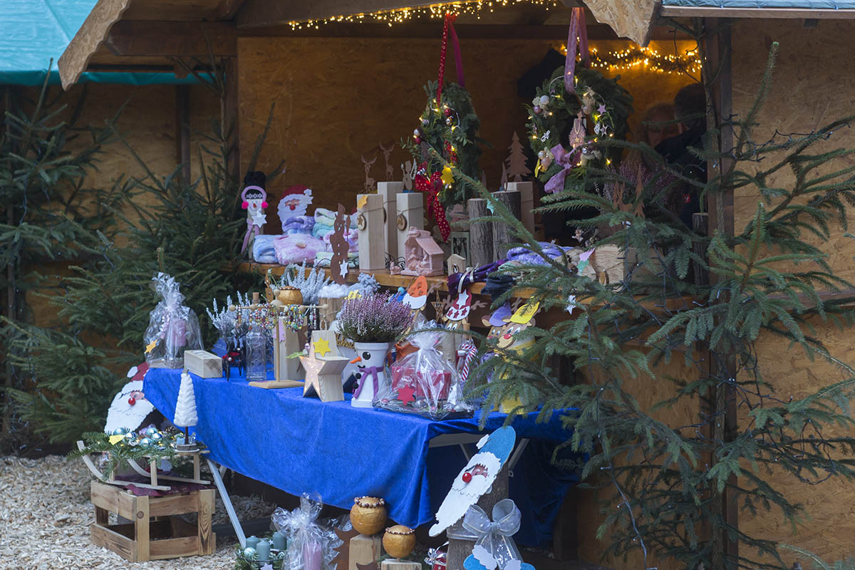 Viel Weihnachtliches konnte erworben werden. Fotos: Wolfgang Tischler und privat