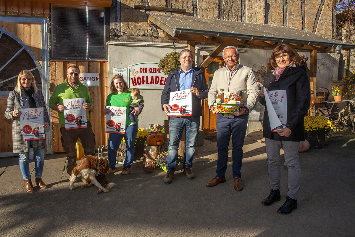 Sie stellten gemeinsam die Aktion auf dem Hof Ronig in Dattenberg vor. Von links: Sandra Kster, die Familie Schmitz, Jrg Hohenadl, Achim Hallerbach und Irmgard Schrer. Foto: Wolfgang Tischler