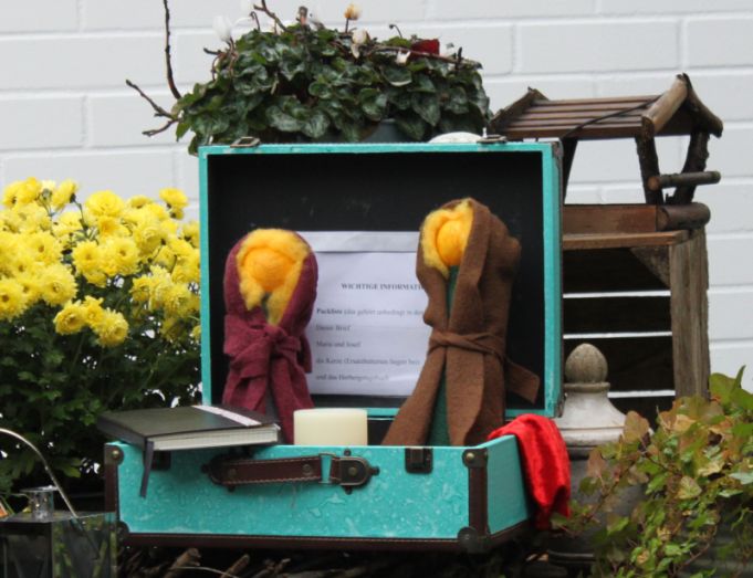 Maria und Josef sind biblische Erzhlfiguren, die zusammen mit einer elektrischen Kerze und einem Herbergsbuch im Koffer reisen. Fotos: Sabine Hammann-Gonschorek