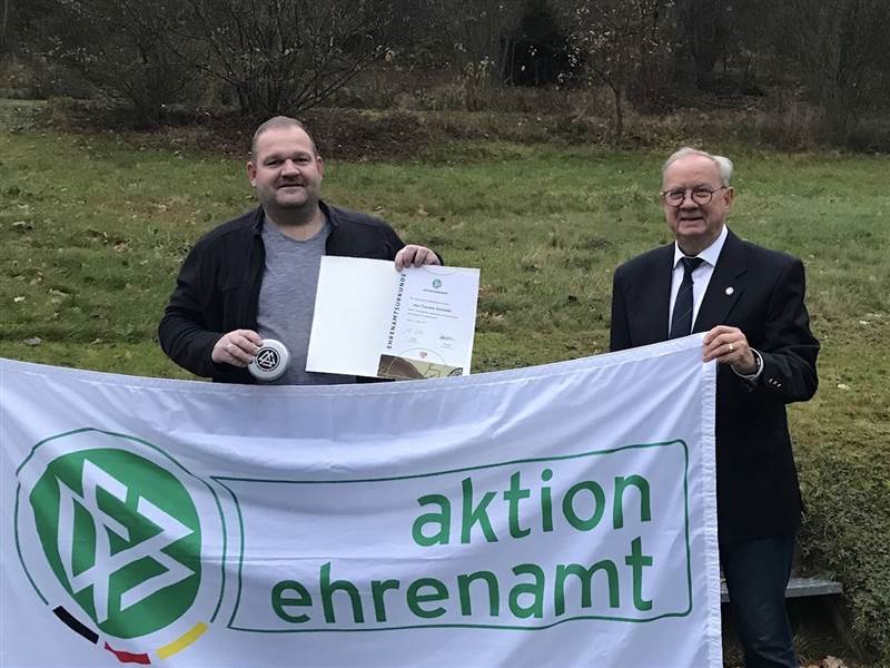 Die Ehrungen waren verbunden mit der bergabe der DFB Ehrenamtsuhr und der zustndigen DFB Urkunde an Bernhard Schmidt (SV Adler 09 Niederfischbach) und Thorsten Schneider (HC Harbach/ im Foto zu sehen links neben Klaus-Jrgen Griese, dem ehrenamtlichen Sportbeauftragten der VG Kirchen). (Foto: Klaus-Jrgen Griese)