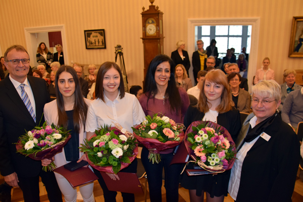 Von links nach rechts: Landrat Rainer Kaul, die Stipendiatinnen Laura Tserea, Leonie Heinrichs, Fatemeh Mozzaffari und Ronja Arndt, sowie Gleichstellungsbeauftragte Doris Eyl-Mller. Foto: Privat