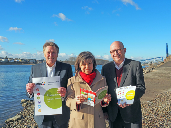 Mit Weiterbildung auf zu neuen Ufern. Thomas Beckgerd, Birgit Hammes und Brgermeister Michael Kessler (von links) stellten das neue Bildungsprogramm der VHS Bendorf vor. Foto: Stadtverwaltung Bendorf