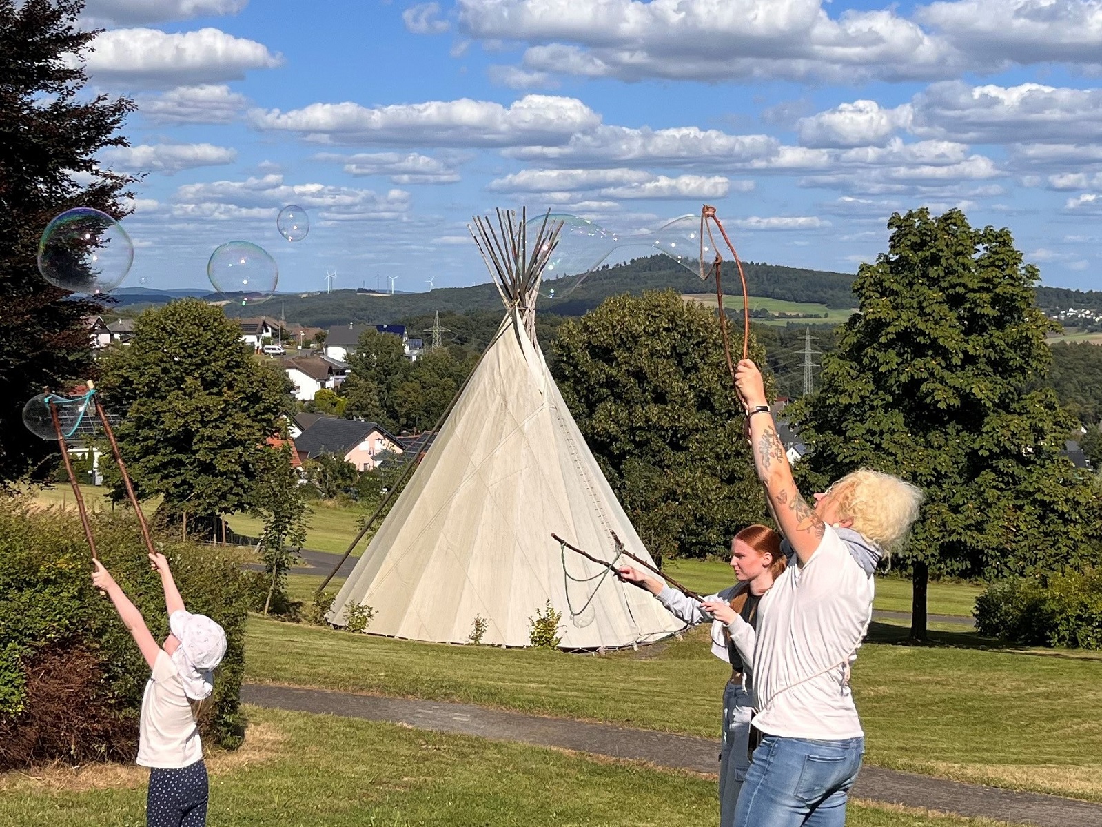Riesenseifenblasen erfreuten beim Sommerfest Gro und Klein. (Foto: Heidi Perpeet)