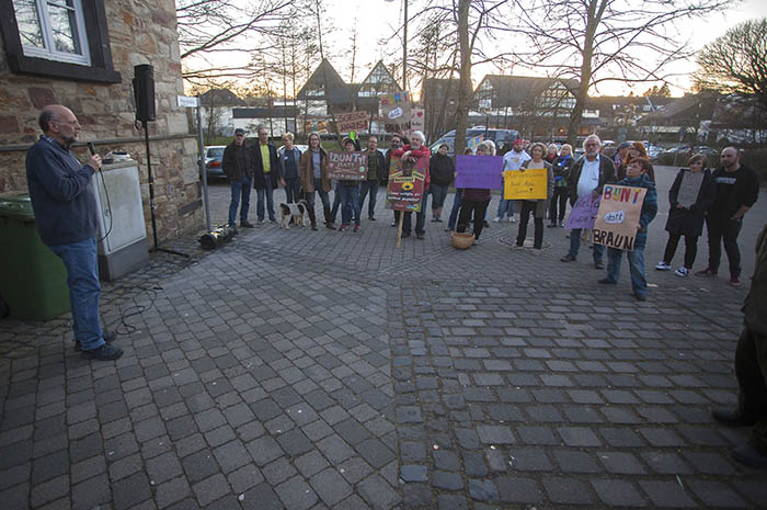 Ein Teil der Demonstranten vor der Alten Schule mit ihren Plakaten. Foto: Wolfgang Tischler