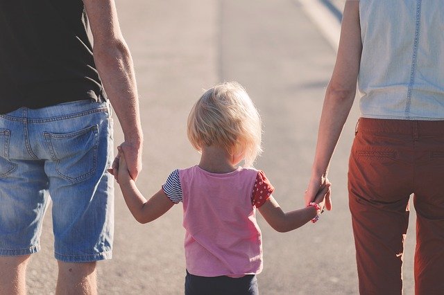 Bereitschaftspflegefamilien bieten Kindern Geborgenheit auf Zeit. (Symbolbild)