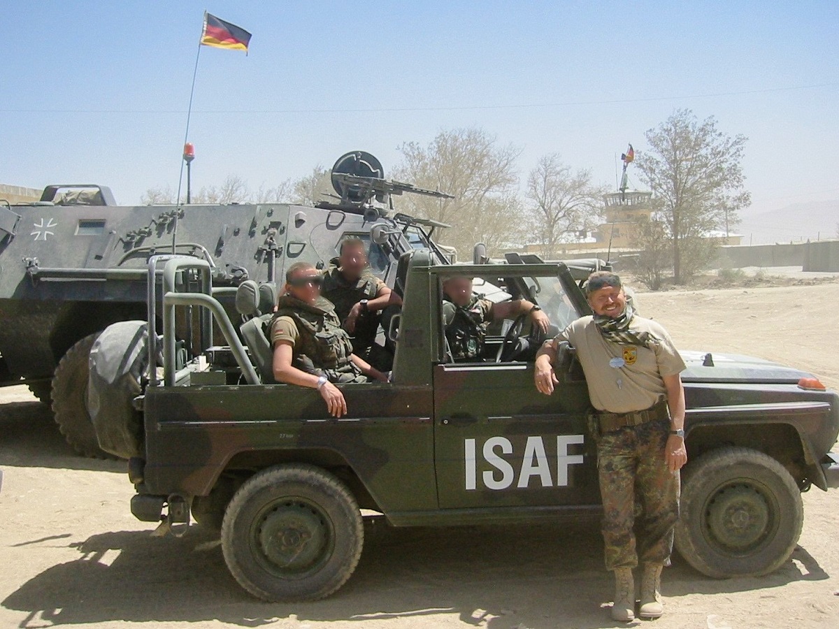 Als Angehriger der ISAF-Truppe bestritt Oberst a. D. Hermann Meyer drei Einstze in Afghanistan. Das Foto zeigt ihn (rechts) auf einer Patrouille nrdlich von Kabul im Jahr 2002. (Fotoquelle: Evangelisches Dekanat Westerwald)