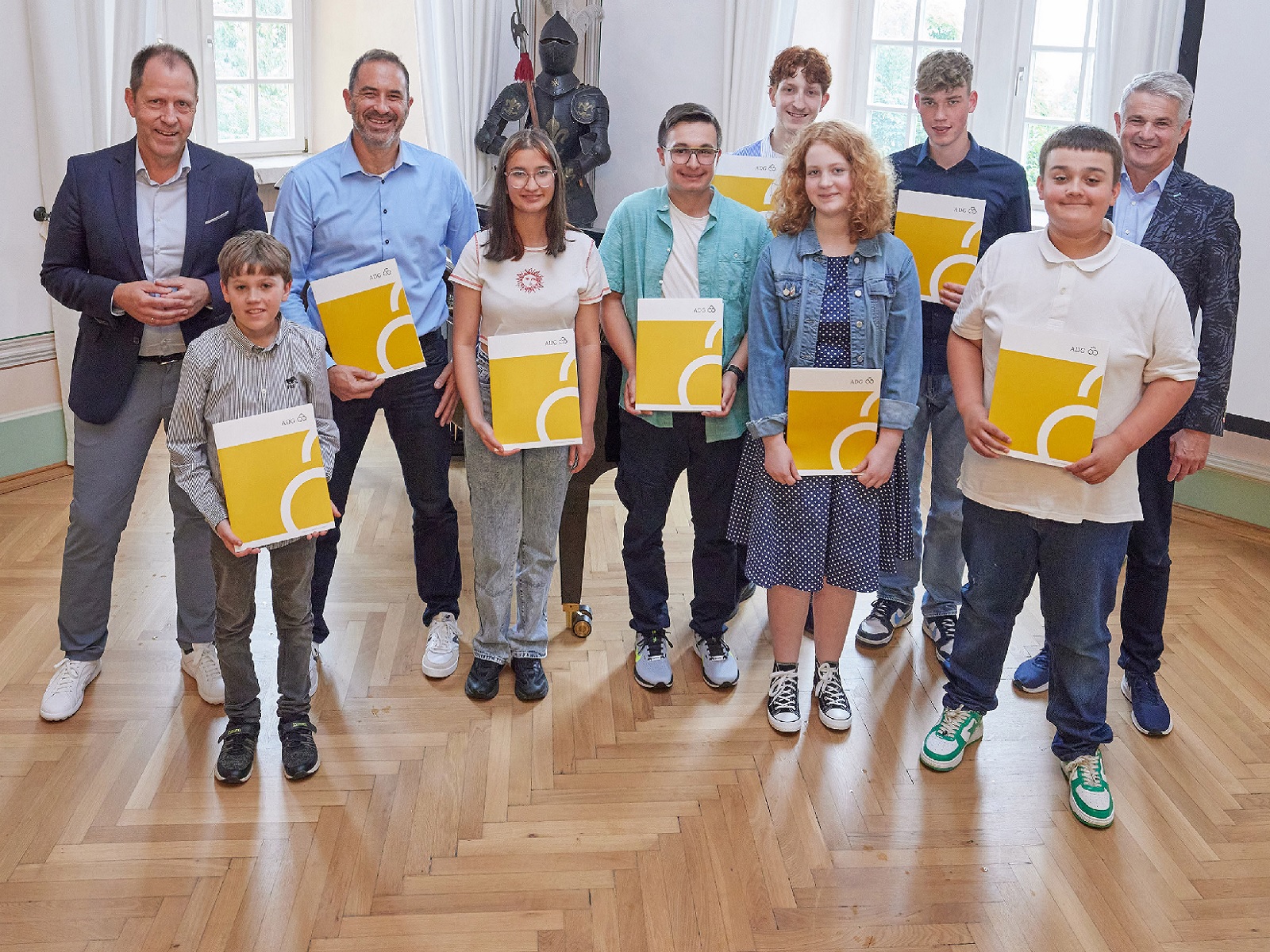Der Vorstandsvorsitzende der ADG, Boris Nannt, Lehrer Ren Molzahn, Schulleiter Franz-Josef Gerz und die sieben Schler Pirmin Nathanael Driesch, Rachele Vaccaresi, Dennis Fetz, Felix Bach, Cara Valerius, Moritz Happe und Jeremy Cagan waren bei der Verleihung des ADG-Frderpreises 2024 dabei. (Foto: Akademie Deutscher Genossenschaften e.V.)