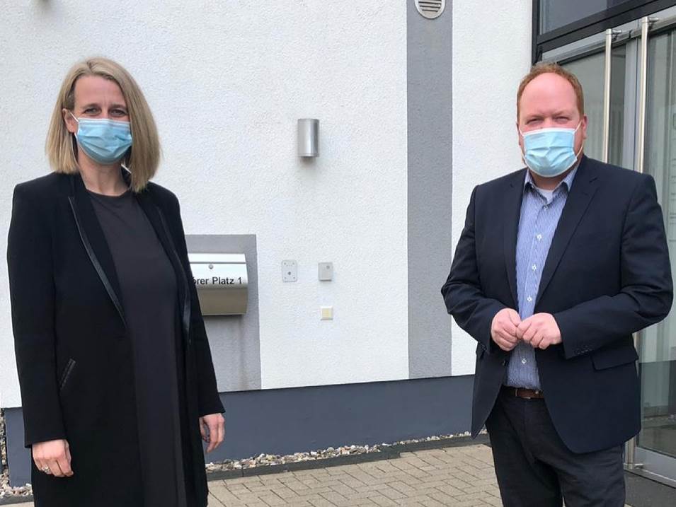 Trafen sich zum Austausch: Freudenbergs Brgermeisterin Nicole Reschke und Andreas Hundhausen, Kirchens Stadtbrgermeister und Brgermeisterkandidat fr die Verbandsgemeinde Kirchen. (Foto: Hundhausen) 