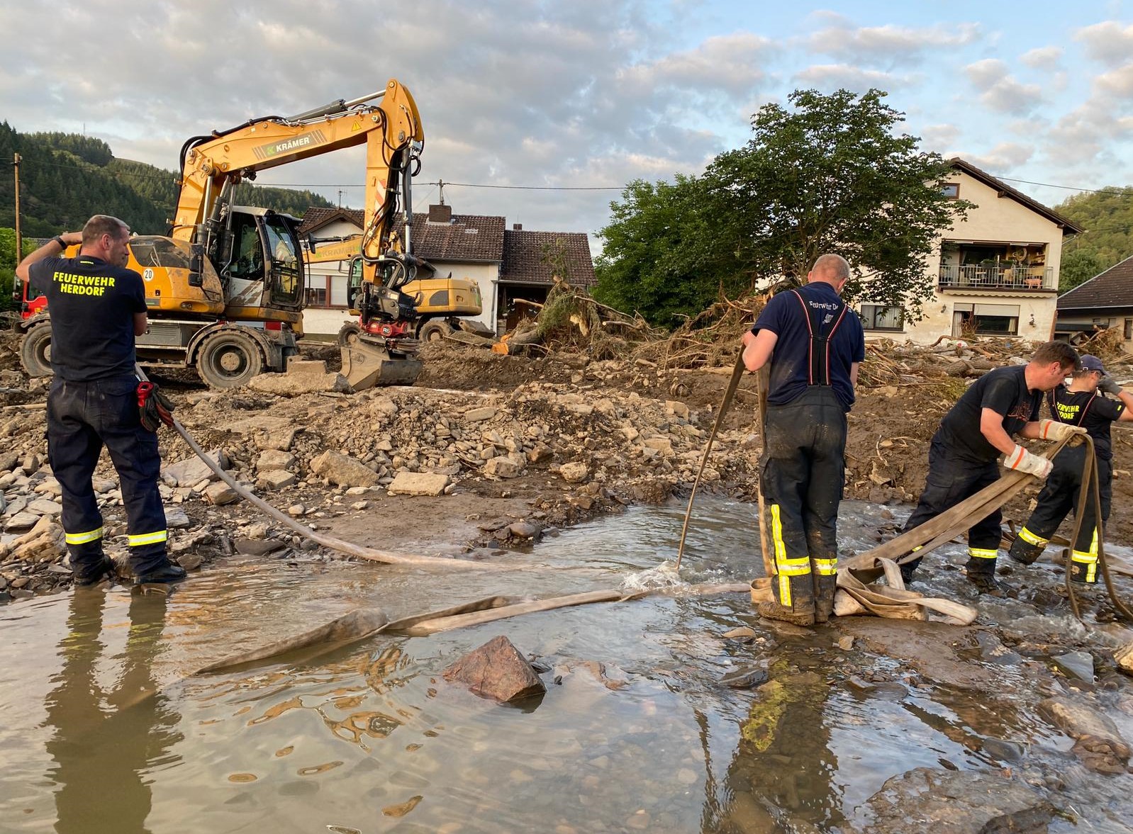 Die rtlichen Einsatzkrfte leisteten vor Ort groe Hilfe. Foto: Kreisverwaltung