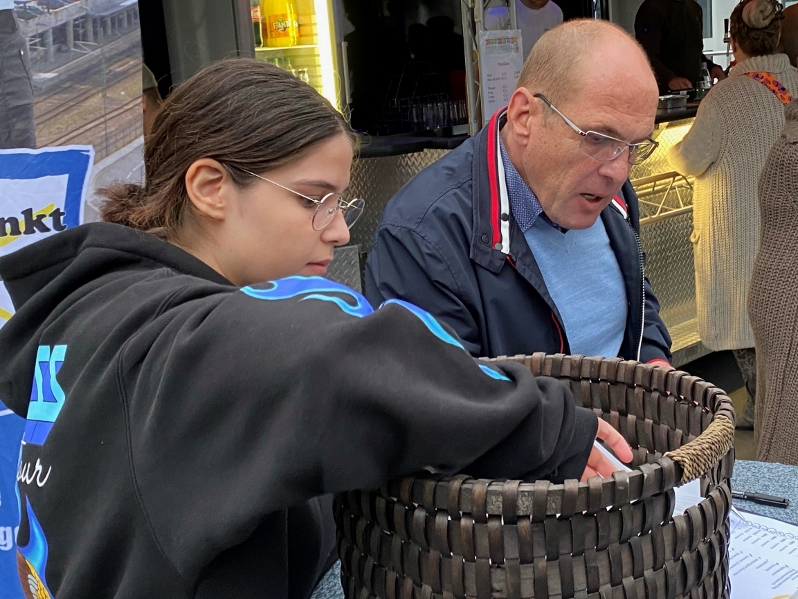 Glcksfee Francesca Tumio zieht die Gewinner des Heimat Shoppen 2022. Daneben: Thomas Klschbach, der 1. Vorsitzende Treffpunkt Wissen. (Foto: KathaBe)