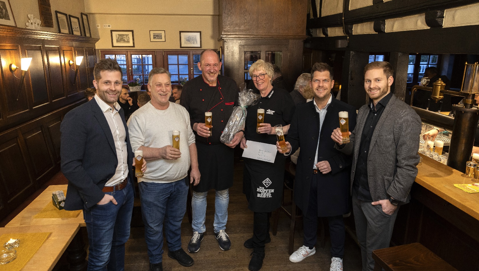 Wiedererffnung: (v.r.) Fabian Hsch und Jens Geimer von der Westerwald-Brauerei, die neuen Pchter Doro Klckner und Tom Grass, Ex-Pchter Frank Simon sowie Benny Walkenbach, Vertriebsleiter Gastronomie & Handel bei der Westerwald-Brauerei. (Fotoquelle: Westerwald-Brauerei, Hachenburg)