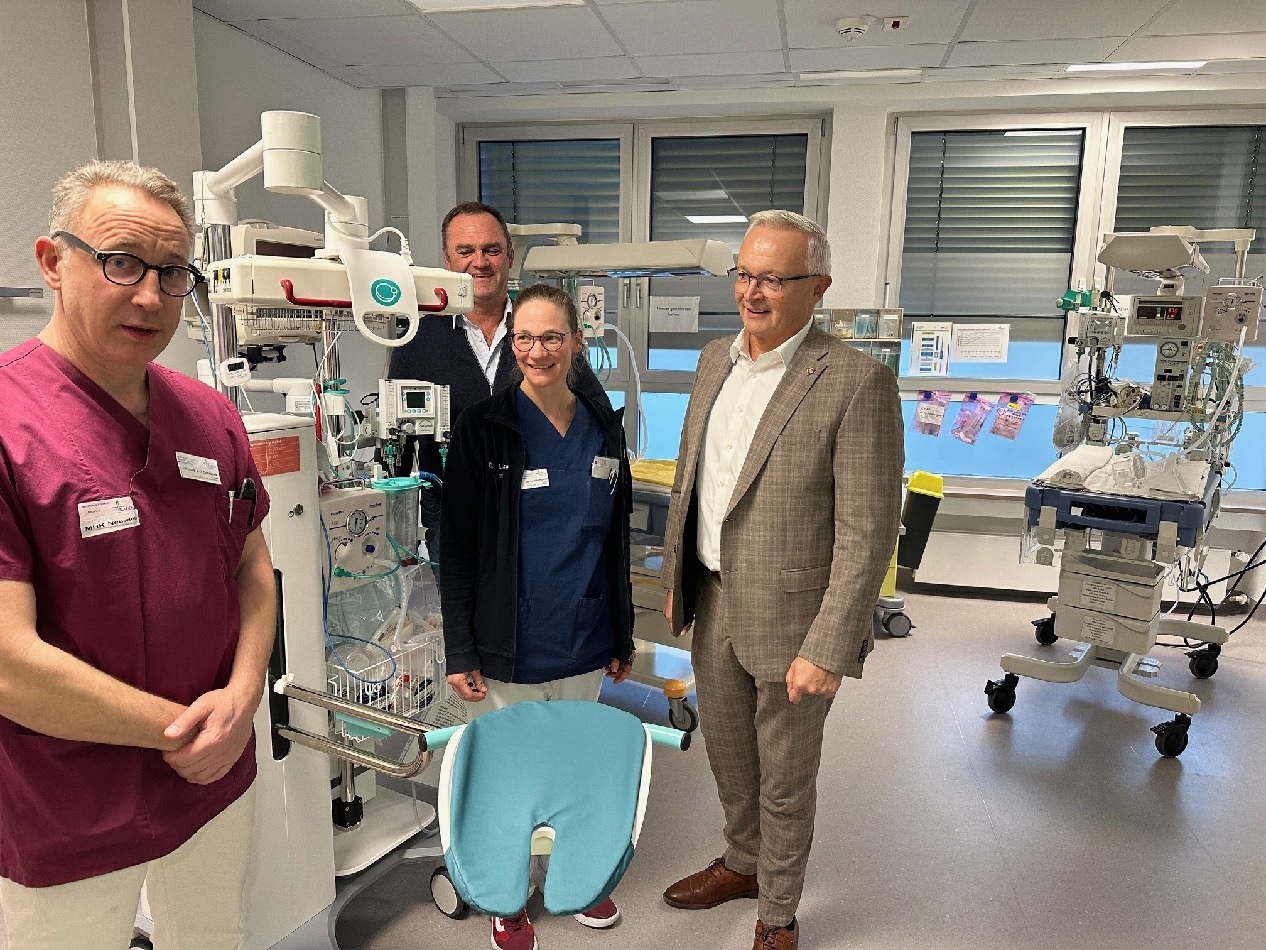 Chefarzt Dr.med. Kai Zbieranek, der kaufmnnische Direktor des St. Elisabeth-Klinikums, Gnter Iking, und Chefrztin Dr.med. Louise Kastor (v.l.) gaben Landrat Achim Hallerbach einen Einblick in die Professionalitt des Perinatal-Kompetenzzentrums. (Foto: Thomas Herschbach)