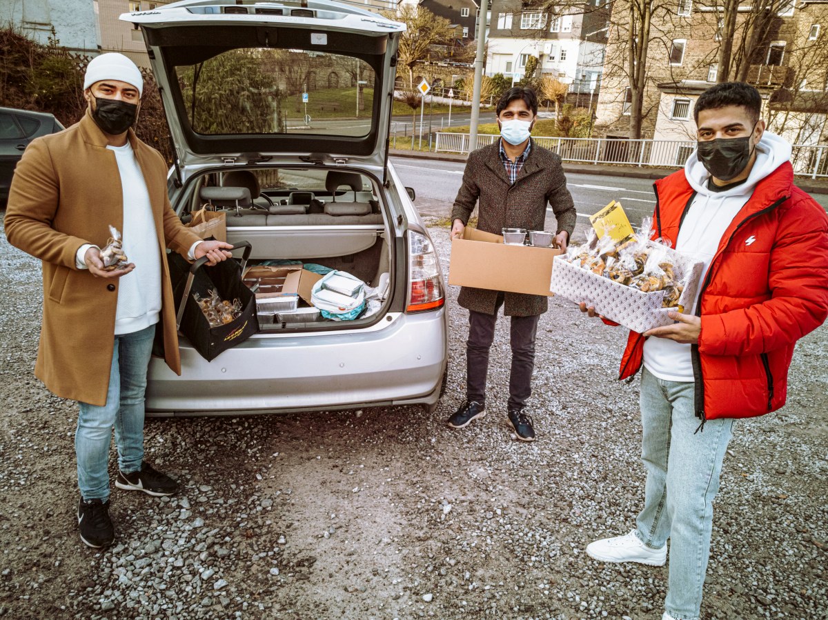 Betzdorfer Ahmadiyya Jugend organisierte wieder Obdachlosen-Speisung in Siegen
