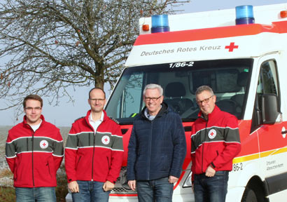 Johannes Kaspers (2. von rechts) von der Sparkasse Westerwald-Sieg schaute sich den neuen RTW an. Foto: DRK