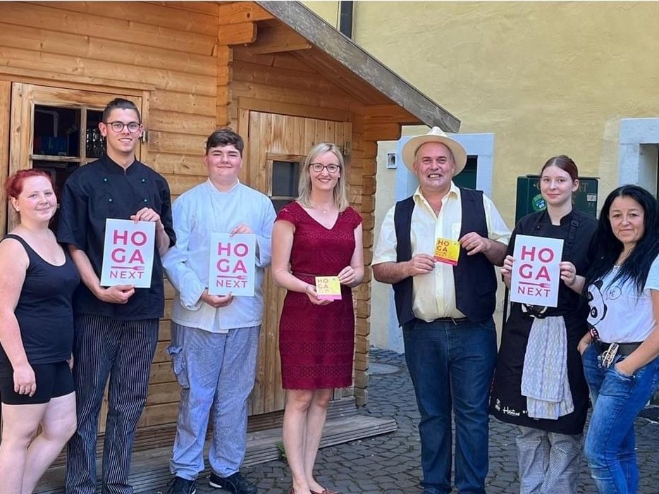 IHK-Regionalgeschftsfhrerin Kristina Kutting (Mitte) freut sich, die Klostergastronomie Marienthal von Uwe Steiniger (Hut) in den Kreisen der "Hoganext"-Teilnehmenden zu begren. (Foto: IHK)