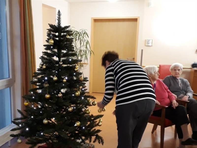 Auch in Corona-Zeiten geht es weihnachtlich im Altenzentrum zu. (Fotos: ev. Altenzentrum Kirchen) 