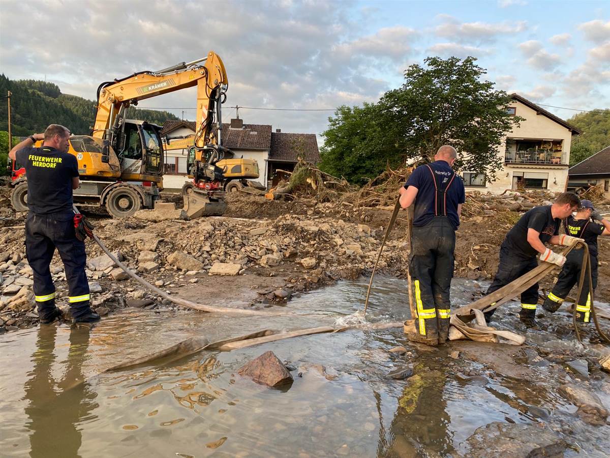 Symbolfoto: Einsatzkrfte der Feuerwehr Herdorf bei der Arbeit im Katastrophengebiet. (Foto: Archiv/Feuerwehr)