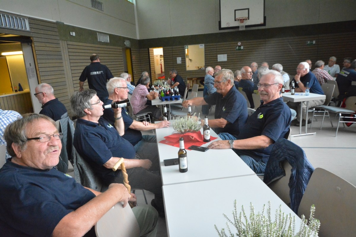 Rund 50 altgediente Feuerwehrleute, die inzwischen in die Abteilung der Alterskameraden gewechselt sind, verlebten schne Stunden beim Lschzug Herkersdorf/Offhausen. (Fotos: tt)