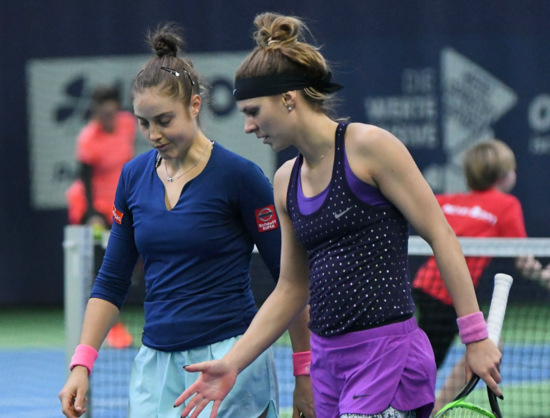 Auch wenn sie nach diesem verlorenen Ballwechsel etwas enttuscht dreinschauen, konnten sich Marie Benoit (links) und Katarzyna Piter ber den Einzug ins Doppelfinale der AK ladies open" freuen. (Foto: Veranstalter)