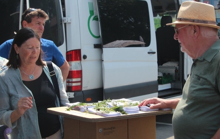 Umweltministerin Ulrike Hfken warb am Wiesensee fr die Wildkruter. (Foto: privat)