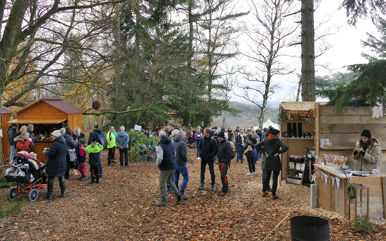 Der kleine Weihnachtsmarkt erfuhr groe Resonanz. (Fotos: ma)