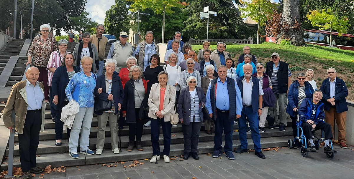 Zu einem Gruppenfoto kamen die Senioren auf der Treppe der Koblenzer Rheinanlagen zusammen. (Foto: Ortsgemeinde Neitersen)