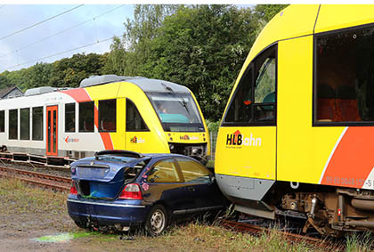 Die Alarmbung fand unter realistischen Bedingungen statt, whrend auf dem Nachbargleis weiter der normale Zugverkehr lief. Fotos: anna