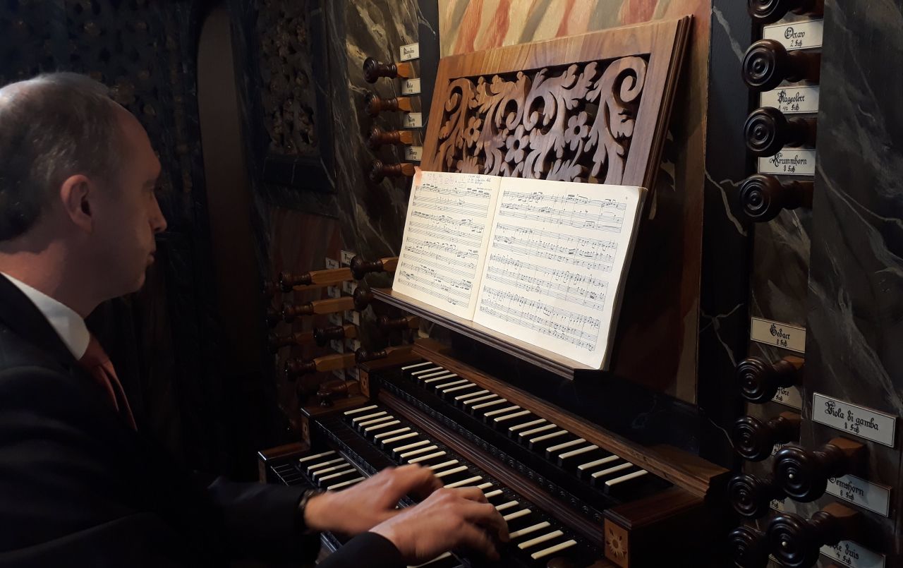 Friedhelm Flamme lässt die Beckerath-Orgel in der Birnbacher Kirche erklingen. Foto: FF Mai