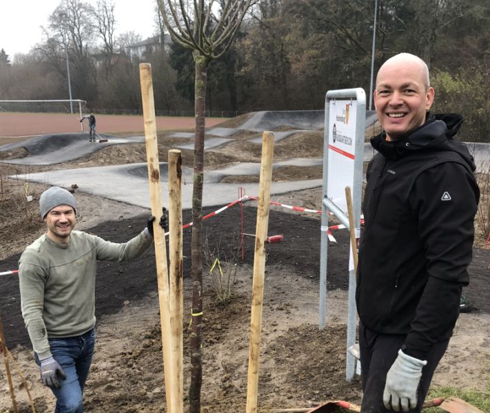 Stadtbrgermeister Stefan Leukel (links) und Sven Sartor (rechts) pflanzen den Yoshino-Kirschbaum. Foto: Stadt Hachenburg