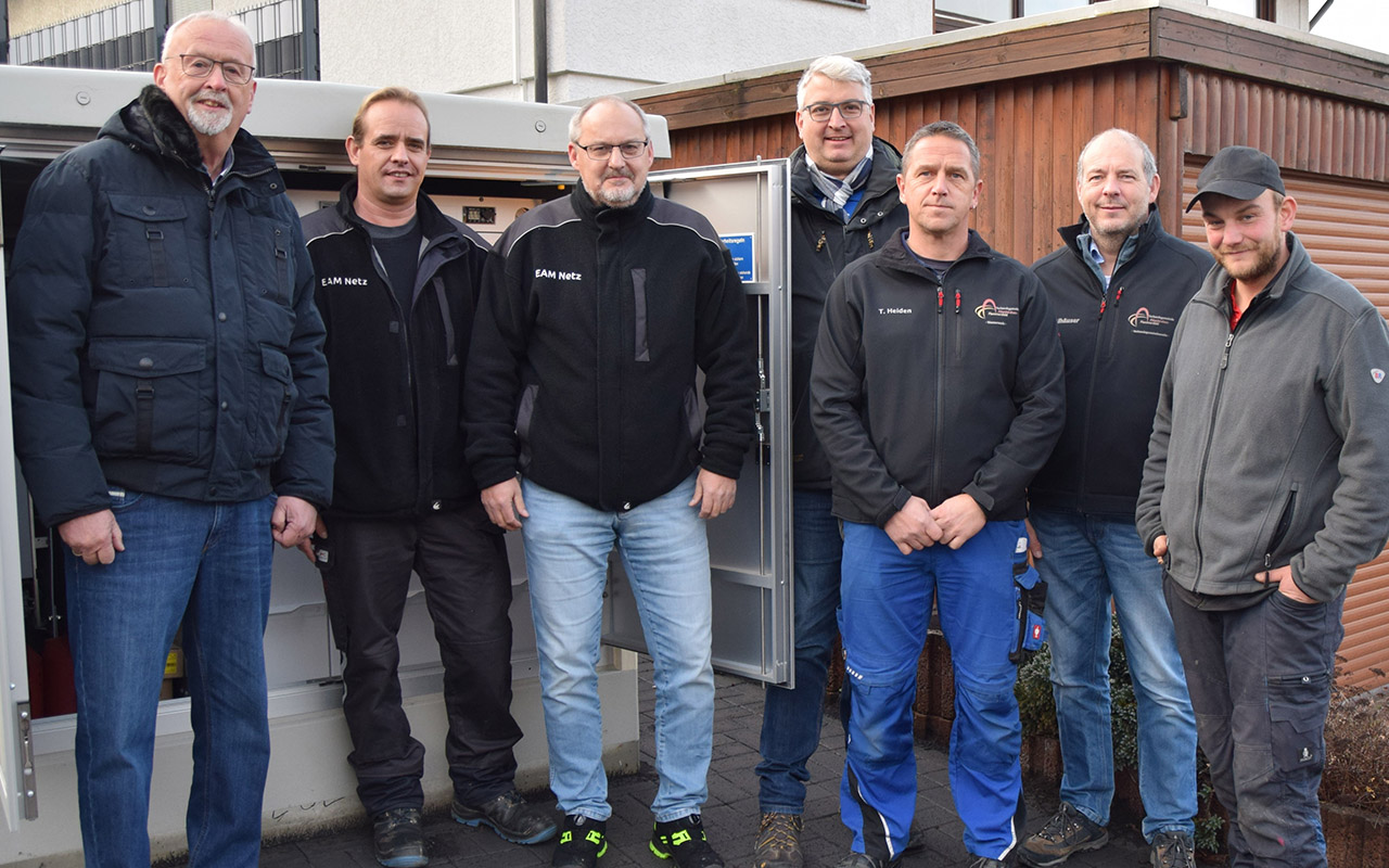 Trafen sich an der neuen Transformatorenstation "Im Hirzberg": v. l. Ortsbrgermeister Klaus Quast, Manual Schmidt, Dirk Habicht und Philipp Lichtenthler von der EAM, Timo Heiden und Holger Alhuser von den Wasserwerken sowie Heiner Seelbach von der Firma HS Erdbau GmbH. (Foto: EAM)
