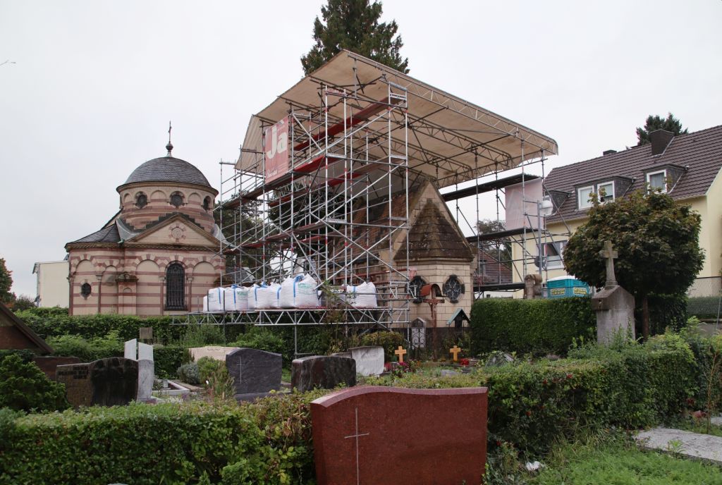 Die Friedhofshalle auf dem Alten Friedhof ist eingerstet und berdacht und damit vor Nsse geschtzt  dahinter: Das Rder-Mausoleum (mit Kuppel) ist auch fr eine Sanierung vorgesehen. Foto: privat