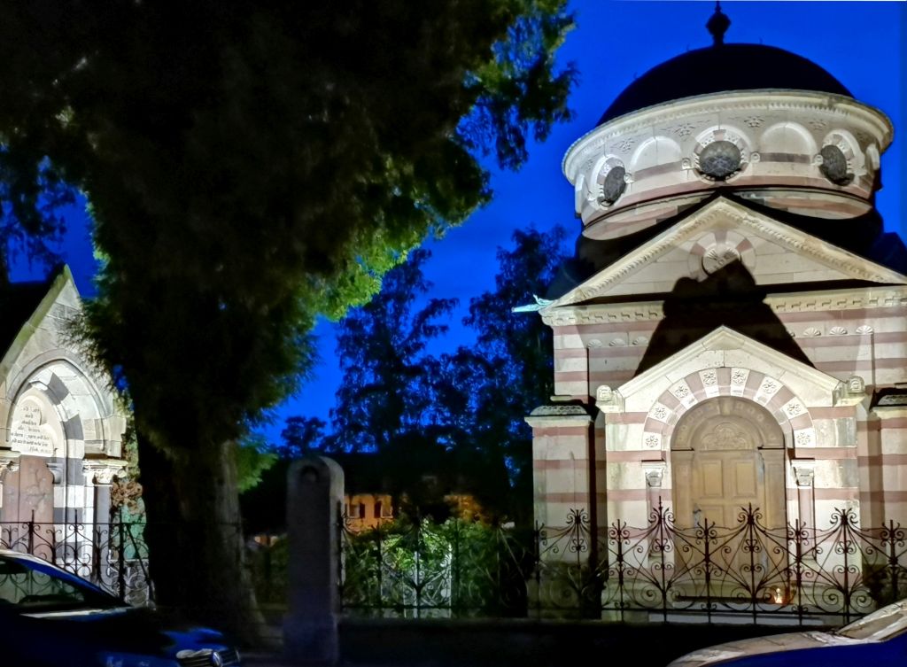 Rder-Mausoleum bei Nacht. Fotos: privat
