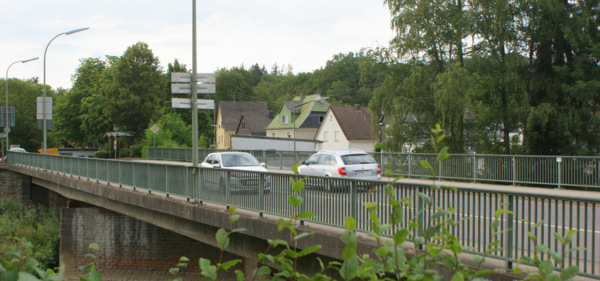 Noch bis Ende August haben die Fahrzeuge auf der Wissener Altstadt-Brcke freie Fahrt. (Foto: scan) 