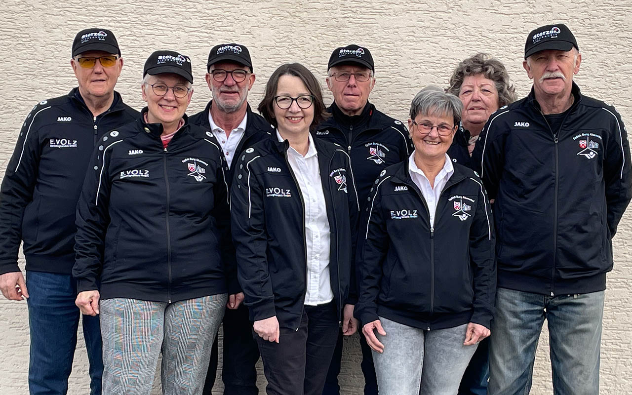 Die erfolgreiche Mannschaft der Sportschtzen Burg Altenwied beendete einmal mehr die Rundenwettkmpfe in der Landesoberliga Luftgewehr-aufgelegt mit einem ersten Tabellenplatz, worber sich (v.l.) Gnther Sterzer, Birgit Becker, Dieter Strunk, Maria Ewens, Manfred Vogt, Margarete Meurer und Regina und Lothar Postawa freuen. (Foto: Hans Hartenfels)
